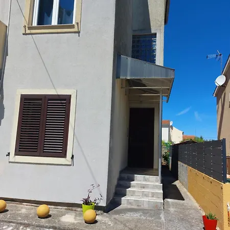 Apartman Latmo *
